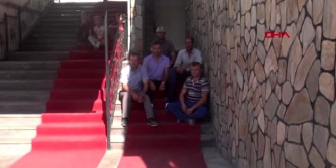 İşten çıkarılan 6 işçi belediye önünde eylem yaptı