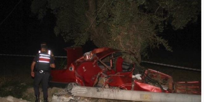 Seydikemer'de kontrolden çıkan otomobil elektrik direğine çarptı: 2 ölü, 2 yaralı