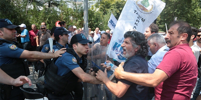 Polis, KESK üyelerinin Bakanlığa yürümesine izin vermedi
