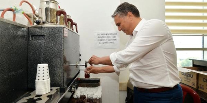 Meclis toplantısında çay servisi başkandan