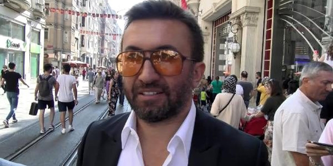 İstiklal Caddesi'nde para saçtı, herkes düşen paraları topladı