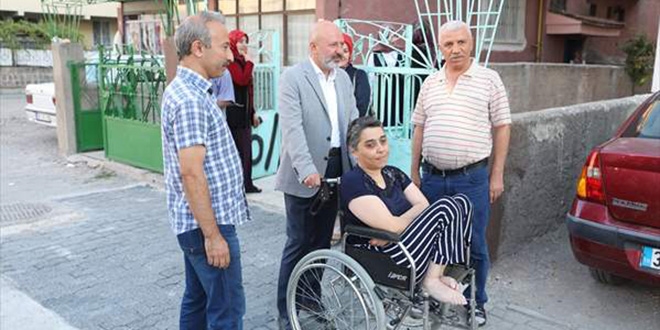Belediye Başkanı'ndan engellinin evine dışarıdan asansör