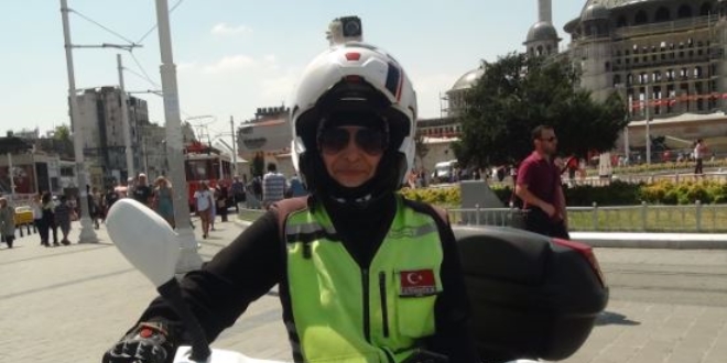 Motosikletli kadın kurye görenleri hayrete düşürüyor