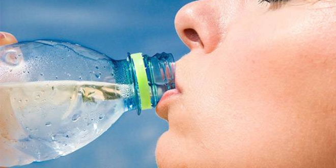 Sıvı tüketimine uyarı: 'Kalorisiz su tüketin'