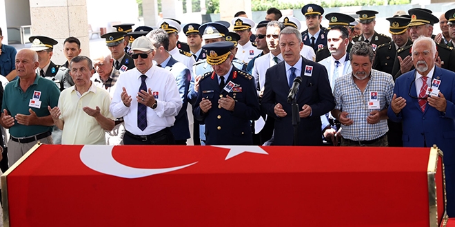 Bakan Akar, emekli Tuğgeneral'in cenazesine katıldı