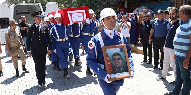 Şehit asker son yolculuğuna uğurlandı