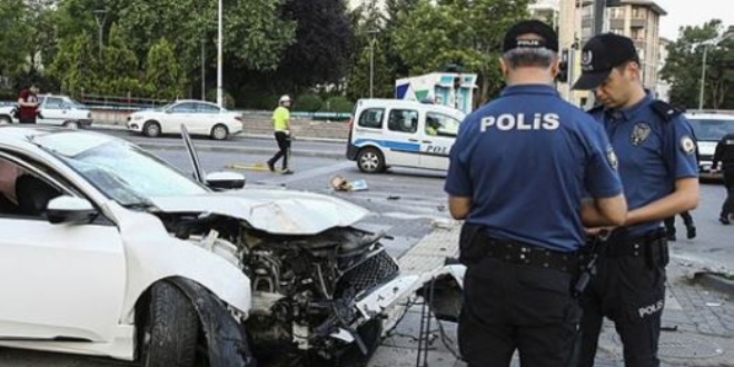 İzmir'de trafik kazası: 1'i ağır 8 yaralı