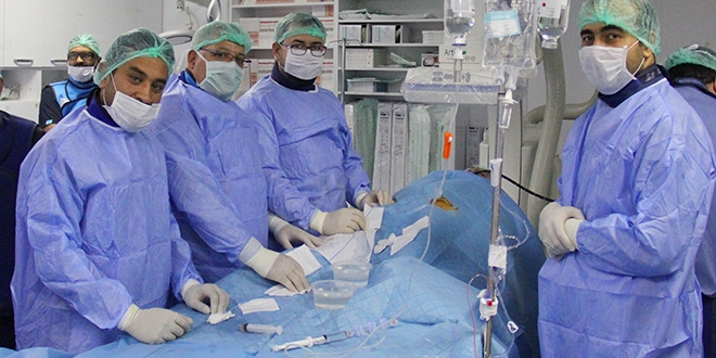 Kardiyoloji hekimleri ameliyatsz kalp delii kapatt