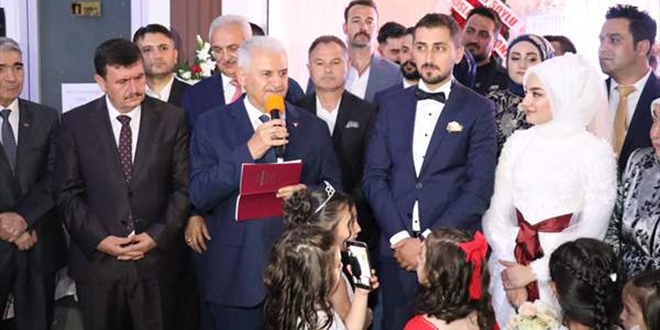 Nikah şahitliği yapan Binali Yıldırım'dan espirili tavsiyeler