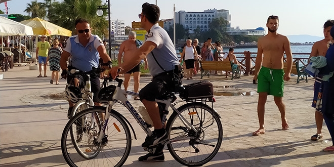 Kuşadası'nın ünlü plajları bisikletli polislere emanet