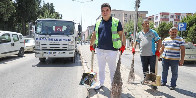Başkan eline süpürgeyi aldı, vatandaş şaşırdı kaldı