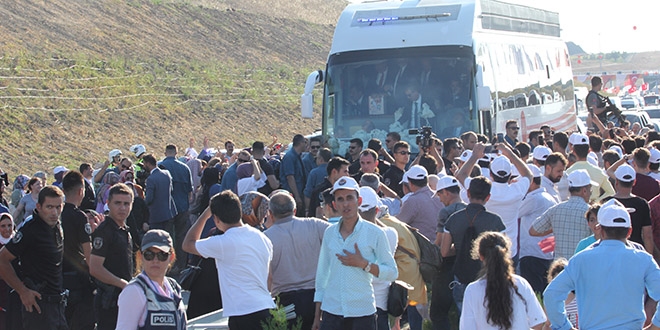 Cumhurbaşkanı çaya davet edenlere çay ikram etti