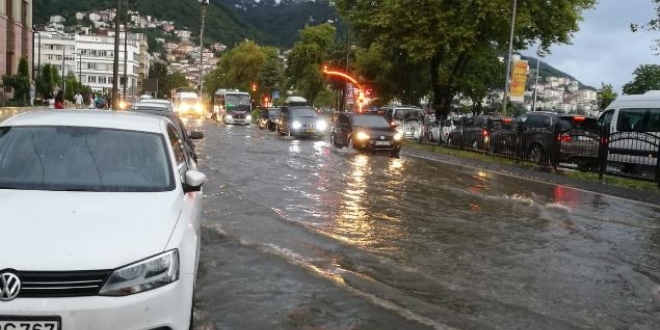 Karadeniz Sahil Yolu'nda su birikintileri oluştu