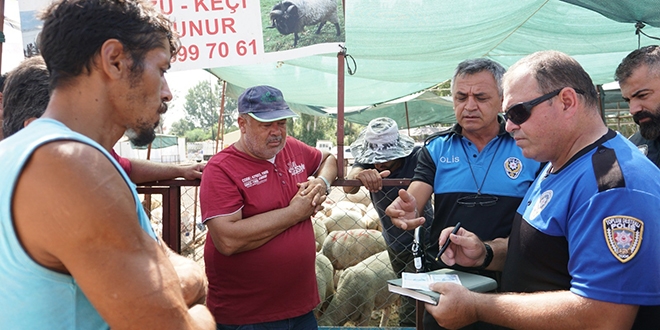 Polis, kurban pazarlarında 'sahte para uyarıcı kalem' dağıttı