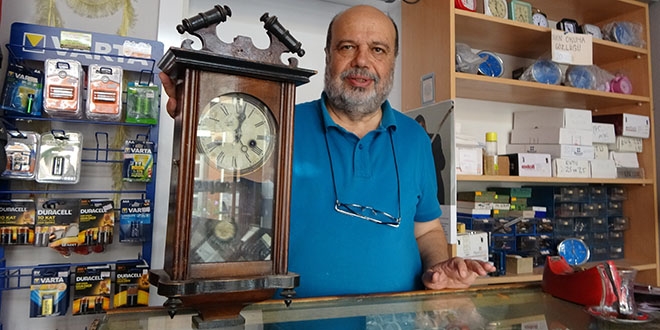 Ne dede mesleğinden ne de edebiyat aşkından vazgeçti