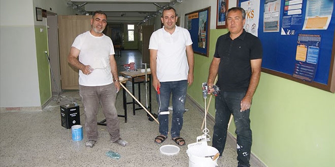 Yönetici oldukları okulun tadilatında çalışıyorlar