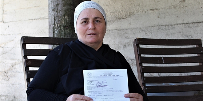 Evinin bahçesinde otururken, kafasına maganda kurşunu isabet etti