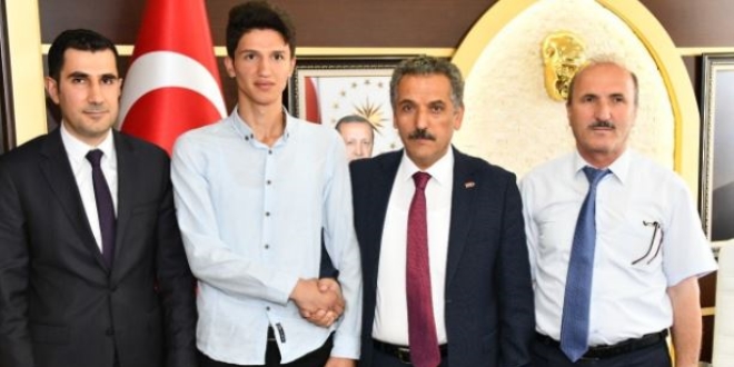 İnşaatlarda çalışarak YKS'de Türkiye 11.'si oldu