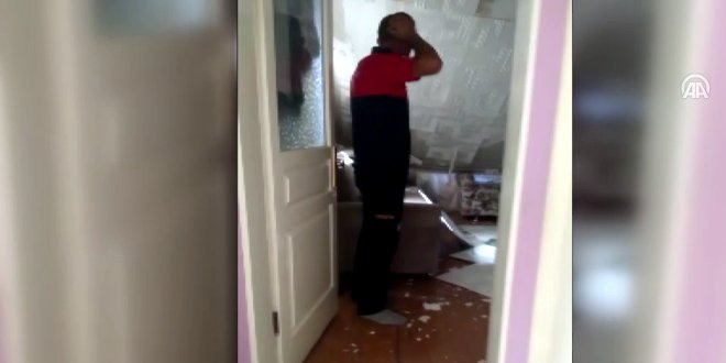 İhbara giden itfaiye eri, çatısı çöken evinden eşini ve iki çocuğunu kurtardı