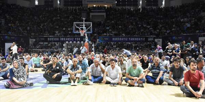 TOKİ kurasına gelenler spor salonuna sığmadı