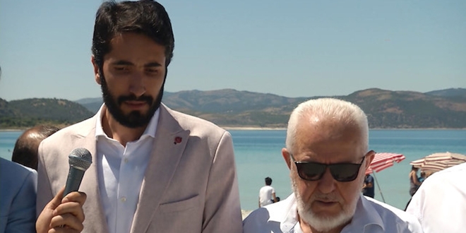 Milletvekili depreme basın açıklaması yaparken yakalandı