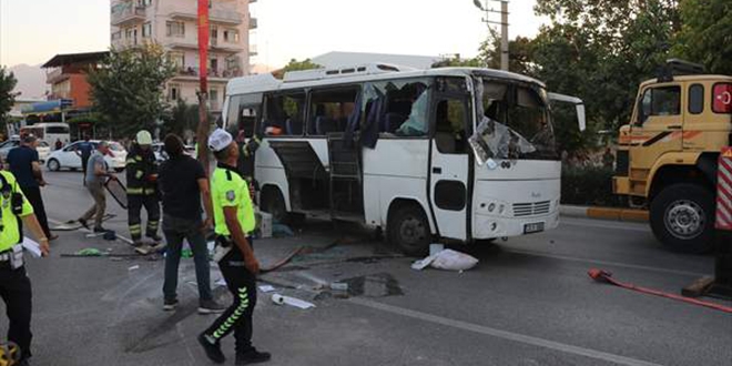 İşçileri taşıyan servis midibüsü kaza yaptı: 3 ağır 14 yaralı