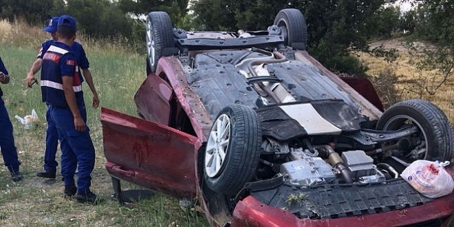 Manisa'da otomobil devrildi: 3'ü ağır, 5 yaralı