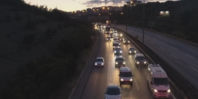 TEM Otoyolu'ndaki bayram trafiği havadan görüntülendi