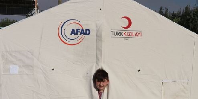 Depremzedeler bayramı çadırlarında karşılayacak