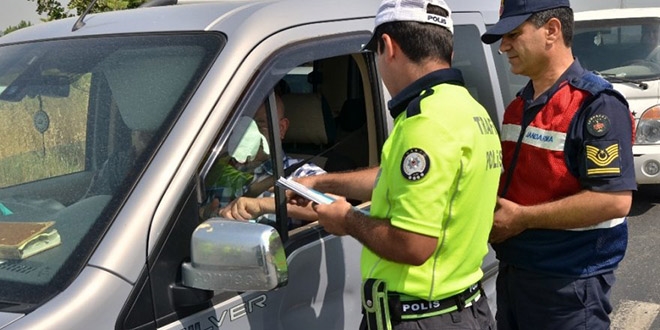 İzmir'deki protokol üyeleri trafik denetimine katıldı