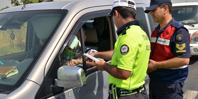 zmir'deki protokol yeleri trafik denetimine katld