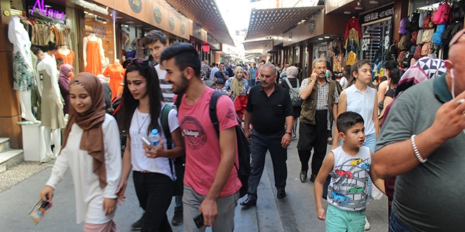 Çarşı pazarda bayram yoğunluğu yaşanıyor