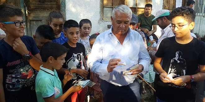 İşadamı mezarlık ziyareti yapanlara para dağıttı