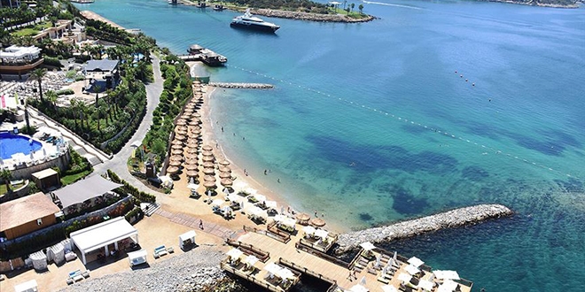 Ege ile Akdeniz yerli ve yabancı turistle 'bayram' ediyor