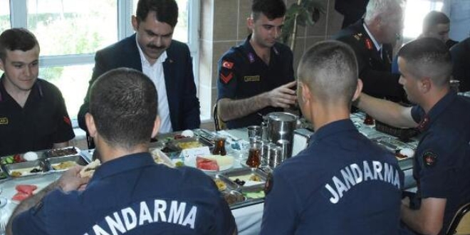 Bakan Kurum, askerlerle bayram kahvaltısı yaptı