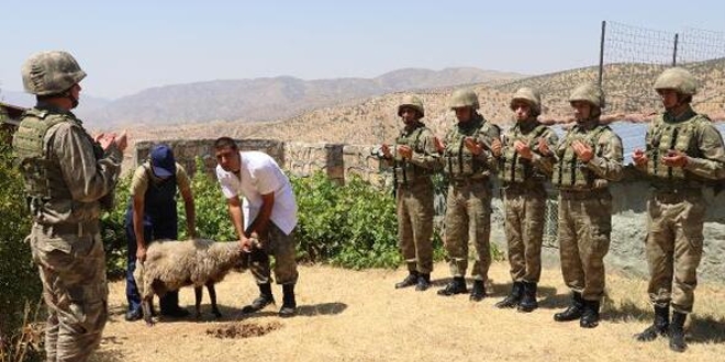 Mehmetçiğin Küpeli Dağı'nda bayram mesaisi