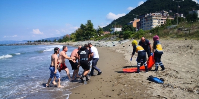 Trabzon'da denize giren iki kardeşten biri boğuldu