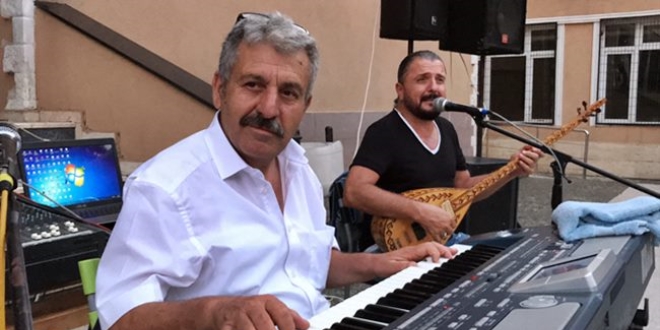 Mahallenin hem muhtarı hem müzisyeni