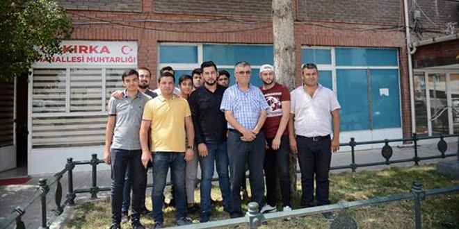 Eğlenceyi bırakıp yangına koştular
