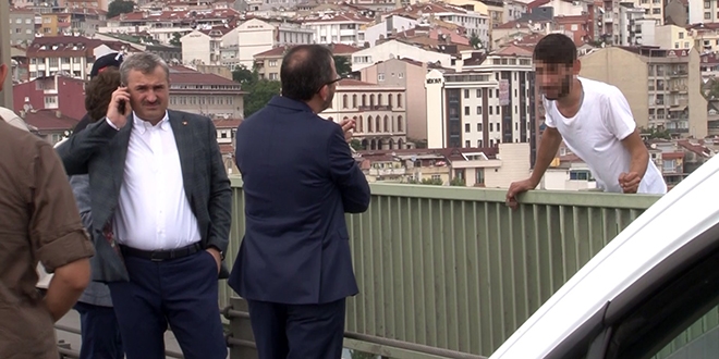 Bakan Kasapoğlu intihardan vazgeçirdi, aracına bindirdi