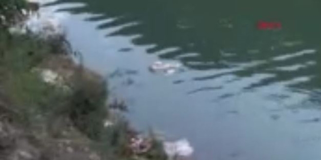 Baraj gölü kurban atıkları ile bu hale geldi