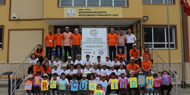 Anne babalar bahçede çocuklar okulda