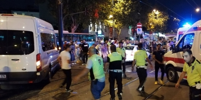 Polis arac ile otomobil arpt: 1'i polis 7 yaral