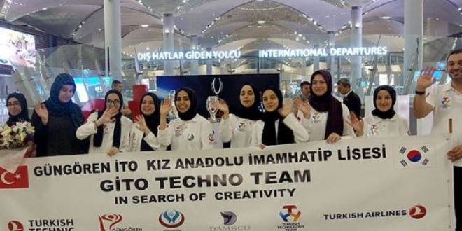Kız İHL öğrencileri Robotik Yarışması'nda Türkiye'ye ilk ödülü getirdi
