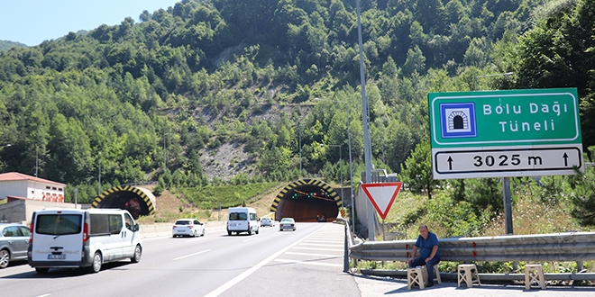 Bolu Dağı Tüneli'inden tatilde 500 bine yakın araç geçti