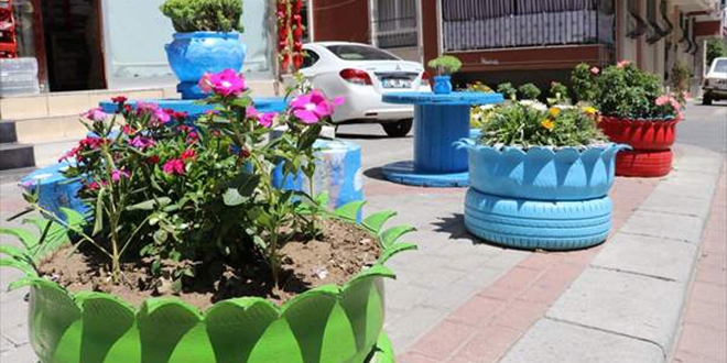 Plastik atıklarla sokağı renklendirdiler