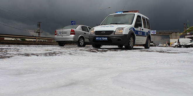Yolu dökülen sabun yağmur yağınca köpürdü