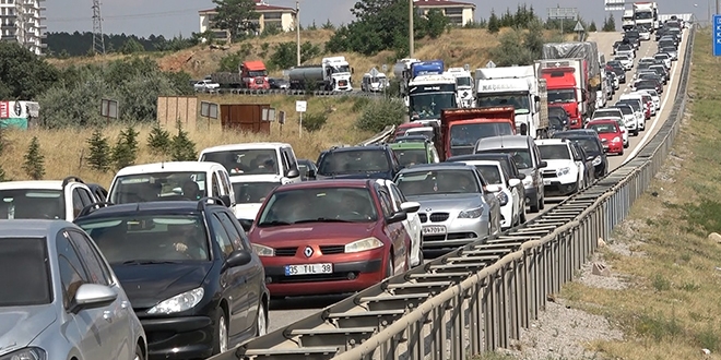 Tatil bitti, trafik yoğunluğu bitmedi