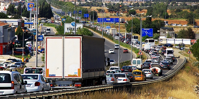 Uzatma tatilciler trafiği kilitledi