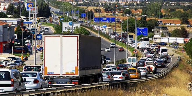 Uzatma tatilciler trafii kilitledi